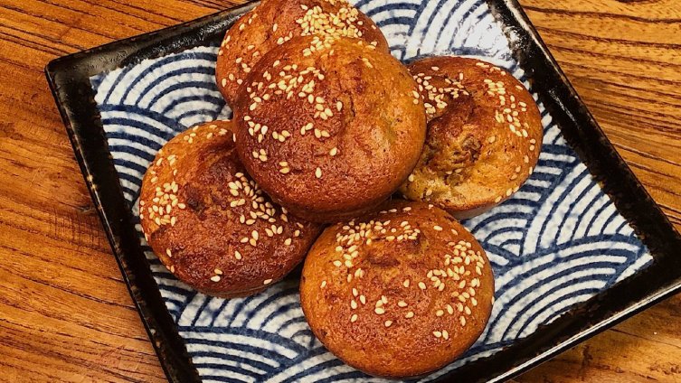 【红枣小蛋糕的做法】老少皆宜的红枣蛋糕,吃起来松软香甜,不用沾手揉面,只需把材料放一起搅拌